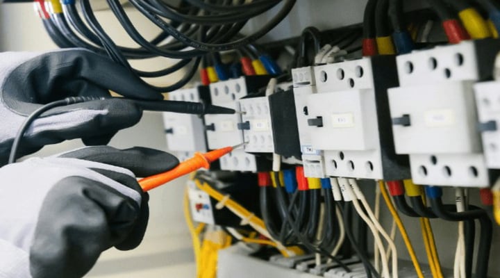 Τεχνικός ελέγχει ηλεκτρικό πίνακα στο πεδίο